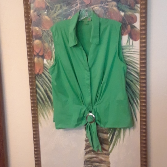 3 sleeveless blouses - Picture 3 of 8